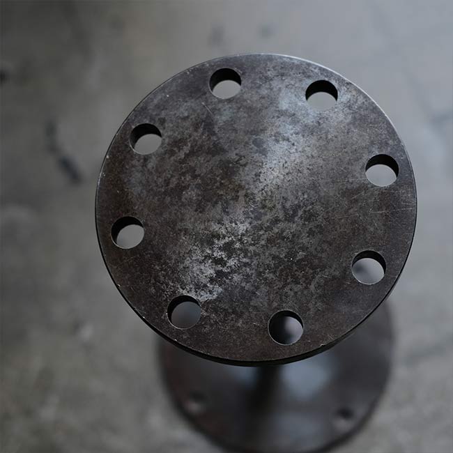 スツール的な鉄製の作業台