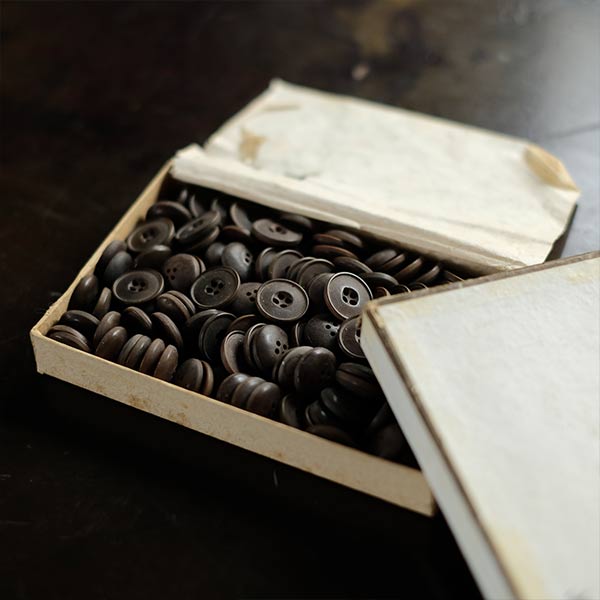 Boxed buttons (deadstock) dark brown