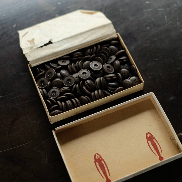 Boxed buttons (deadstock) dark brown