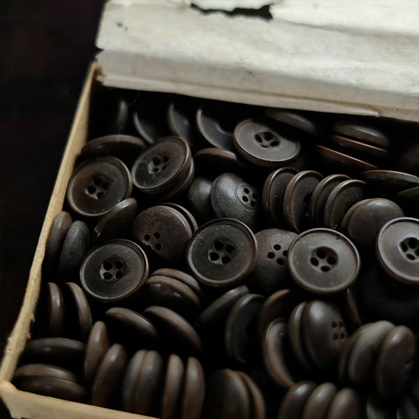 Boxed buttons (deadstock) dark brown