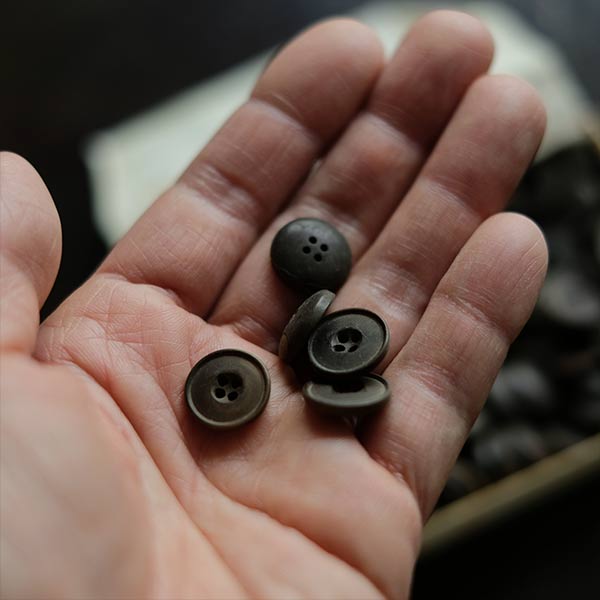 Boxed buttons (deadstock) dark brown