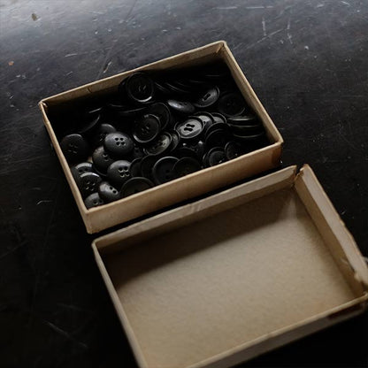 Boxed buttons (deadstock) dark olive