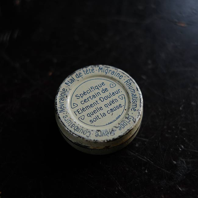 Kalmine 鎮痛剤の缶