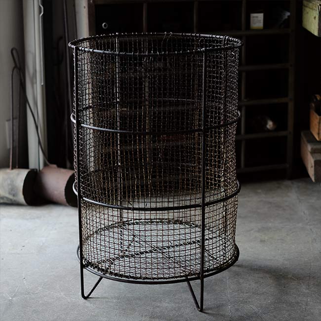 Wire wastebasket