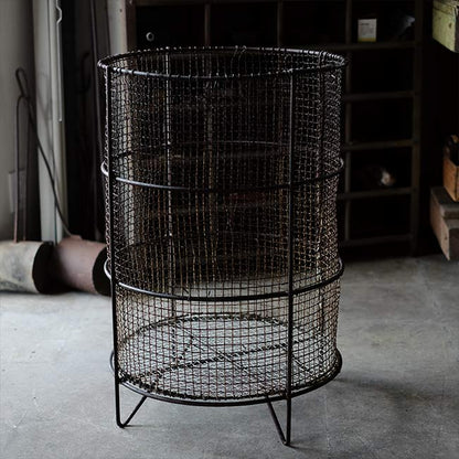 Wire wastebasket