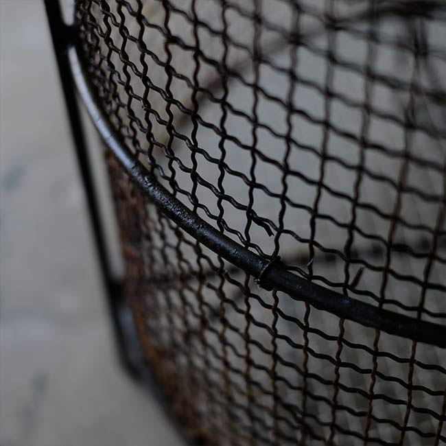 Wire wastebasket