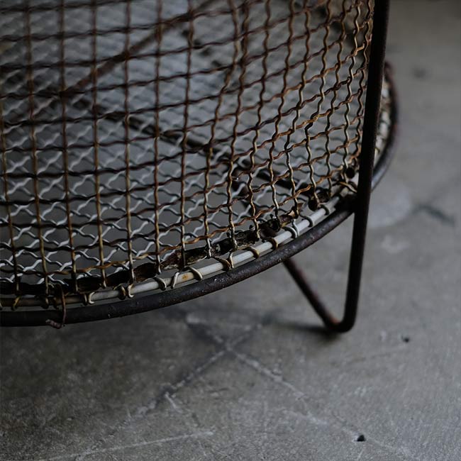 Wire wastebasket