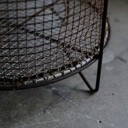 Wire wastebasket