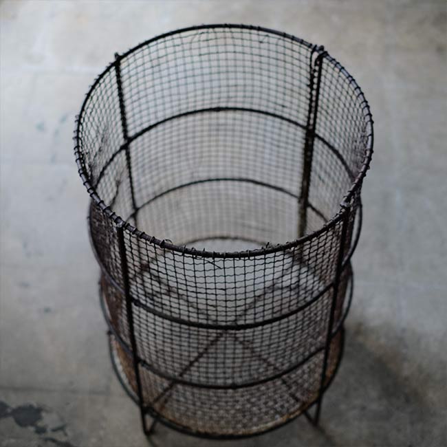 Wire wastebasket