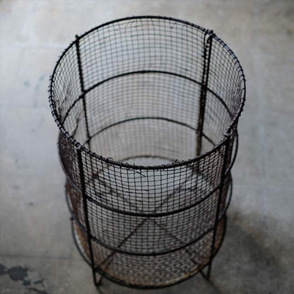 Wire wastebasket