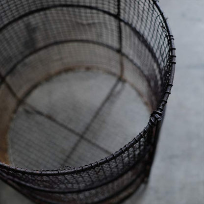 Wire wastebasket