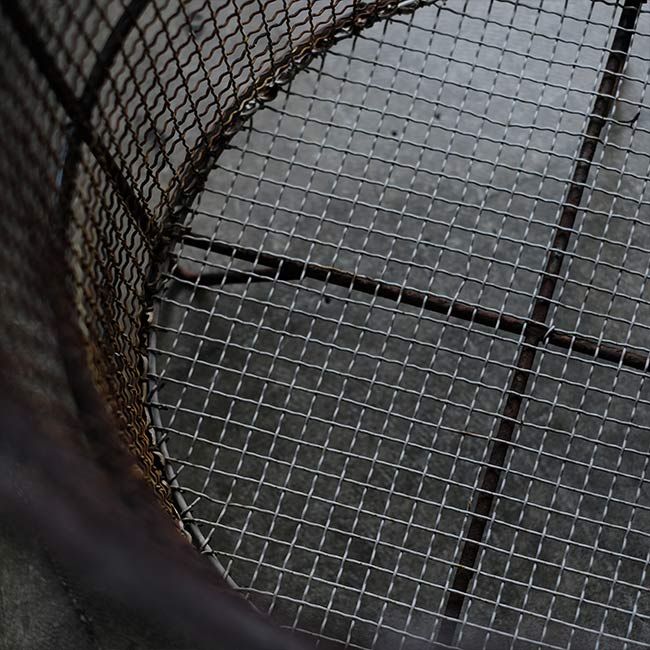 Wire wastebasket