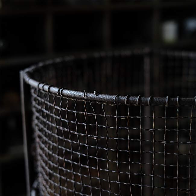 Wire wastebasket
