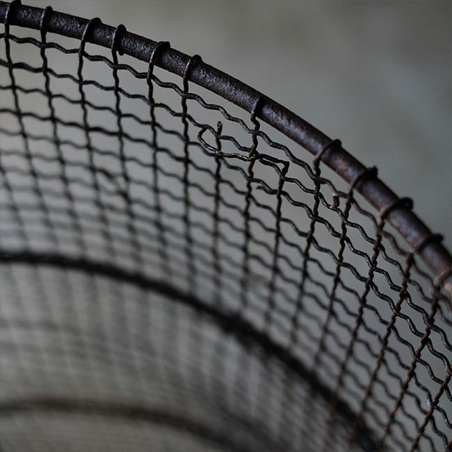 Wire wastebasket
