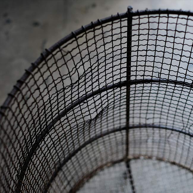 Wire wastebasket