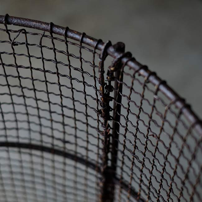 Wire wastebasket