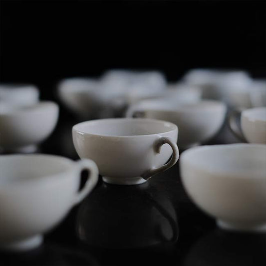 白磁の小さなカップ