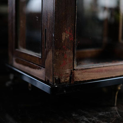A showcase using a scale case