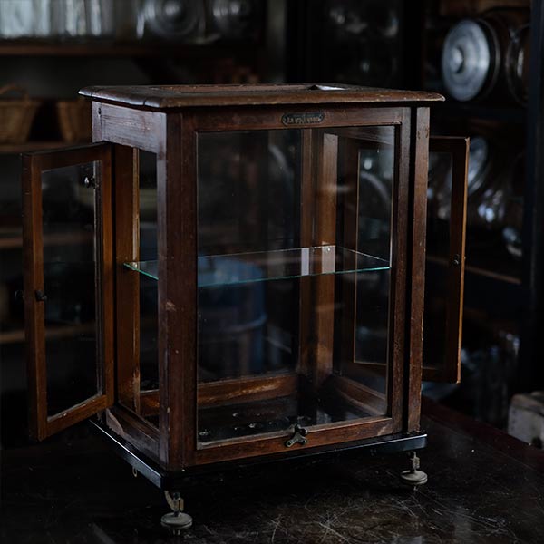 A showcase using a scale case