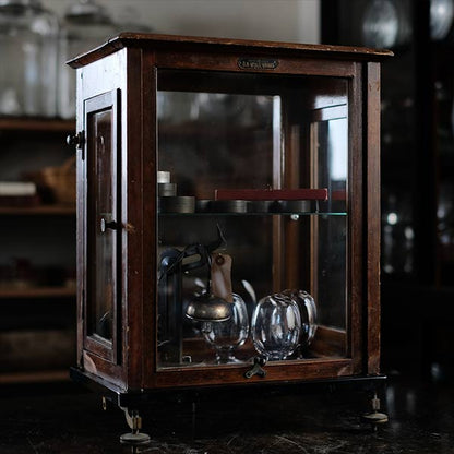 A showcase using a scale case