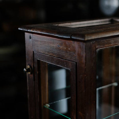 A showcase using a scale case