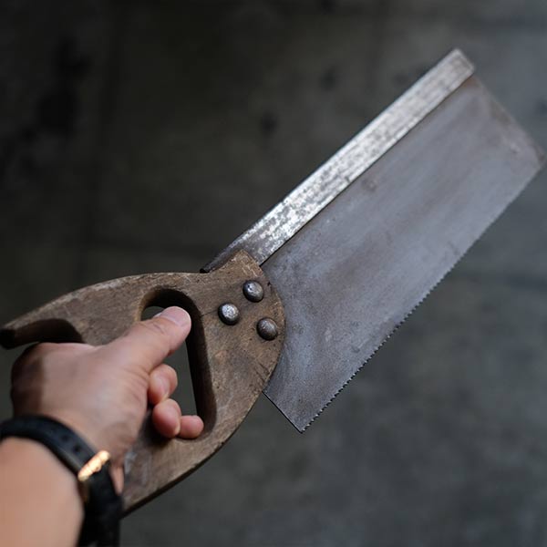 One-handed saw