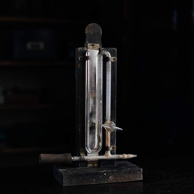 U-shaped vacuum gauge