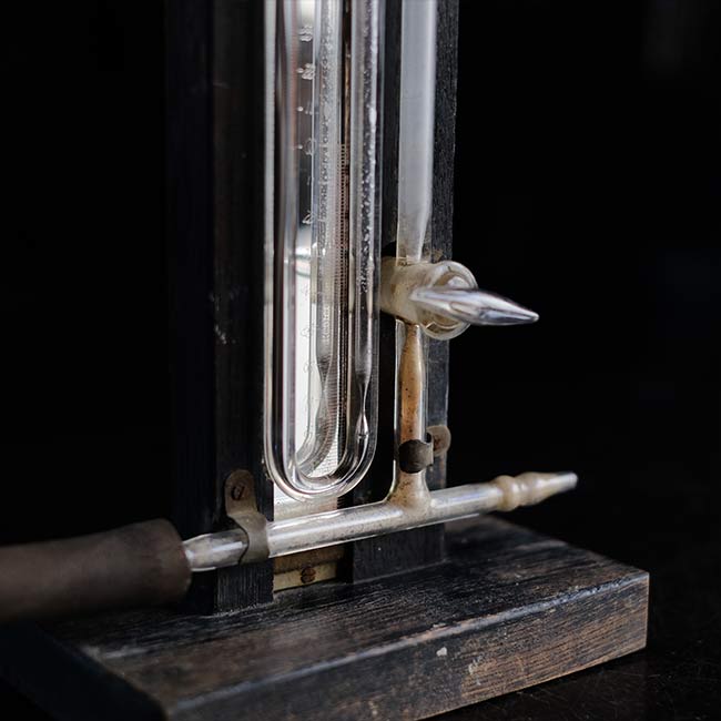 U-shaped vacuum gauge