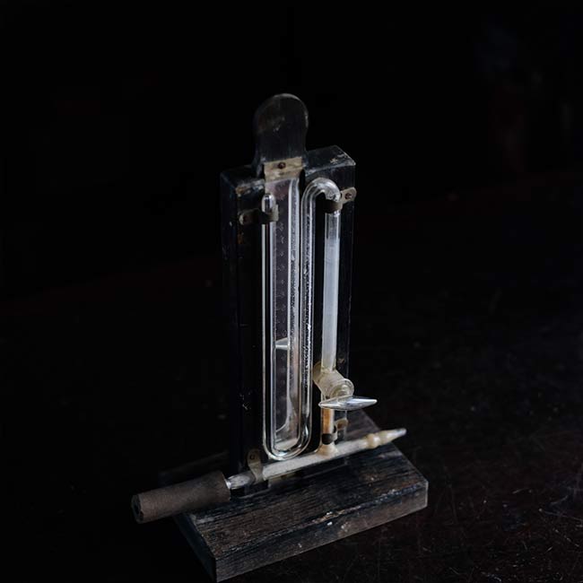U-shaped vacuum gauge