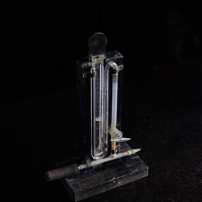 U-shaped vacuum gauge