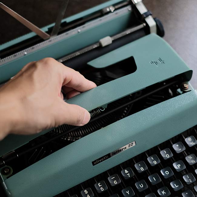 OLIVETTI Lettera 32 Typewriter