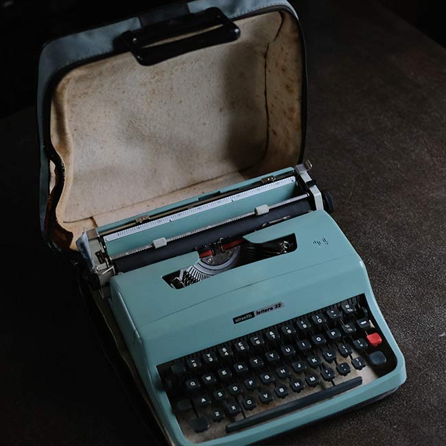 OLIVETTI Lettera 32 Typewriter