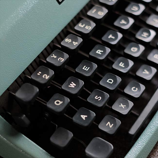 OLIVETTI Lettera 32 Typewriter
