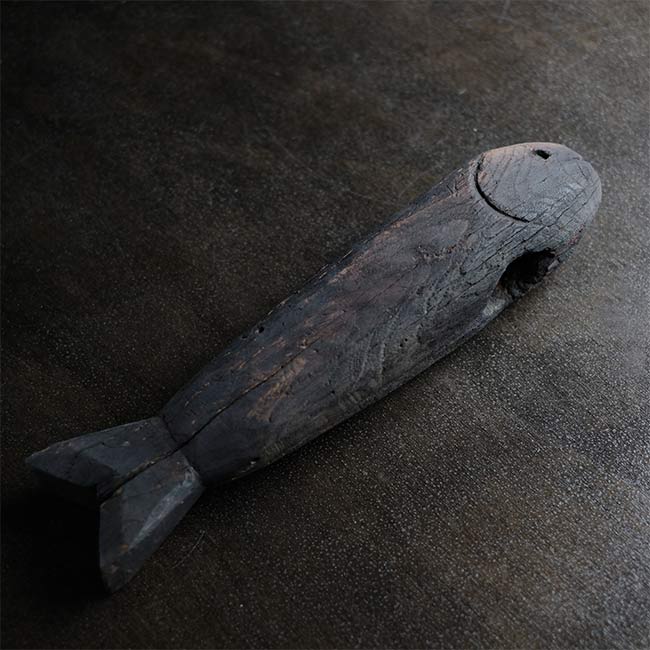 自在鉤の横木の魚