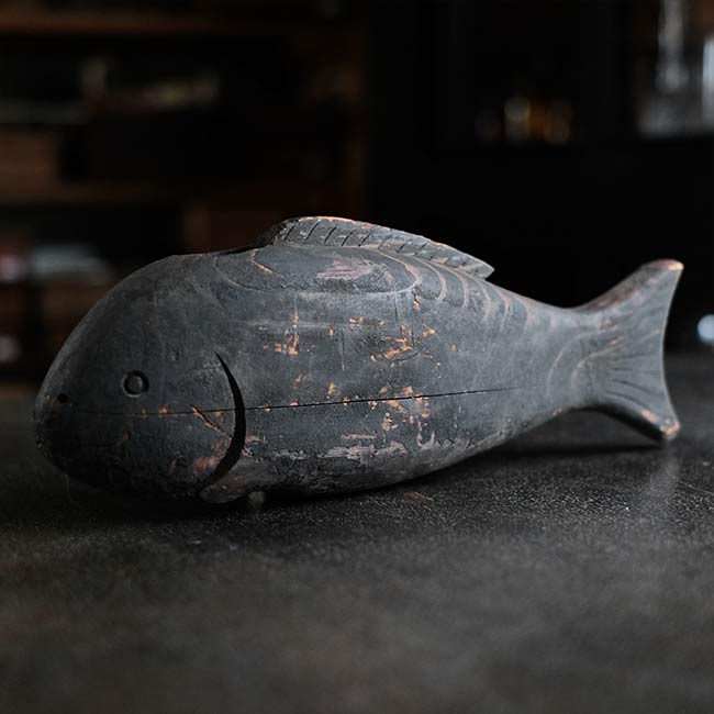 自在鉤の横木の魚