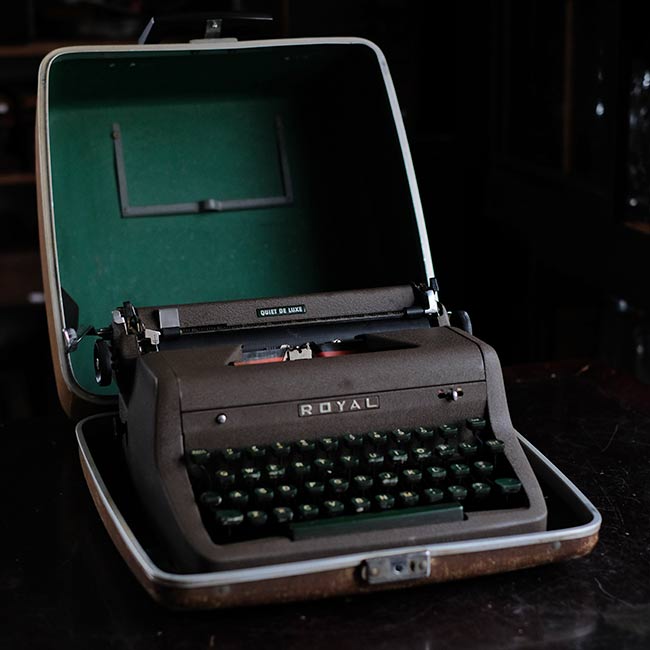 ROYAL Quiet Deluxe タイプライター インクリボン交換済み