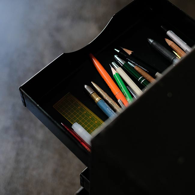 シャッター扉のスチール製の引き出し（A4、7段）