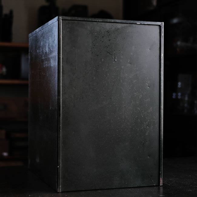 シャッター扉のスチール製の引き出し（A4、7段）