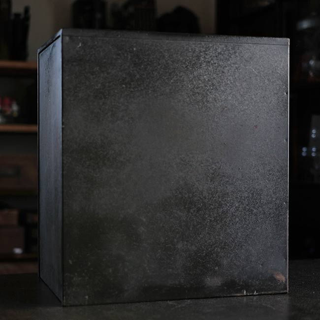 シャッター扉のスチール製の引き出し（A4、7段）