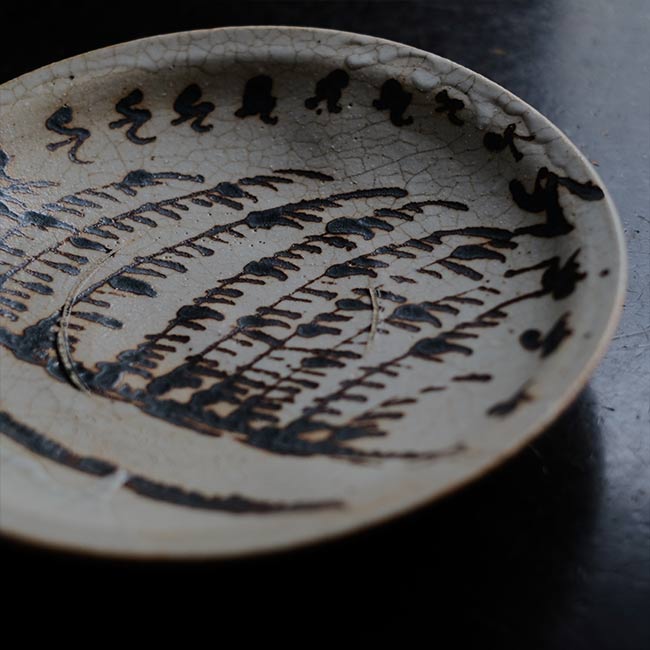 Shino large plate with a pommel pattern