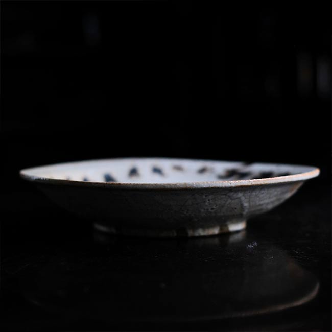 Shino large plate with a pommel pattern