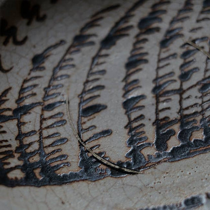 Shino large plate with a pommel pattern