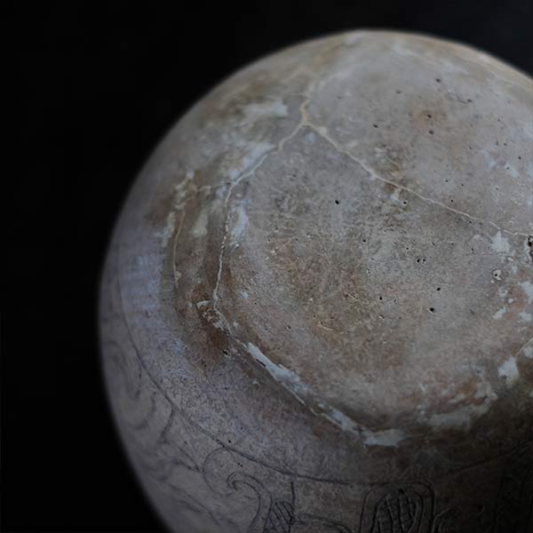 Central American deep pot with lined patterns