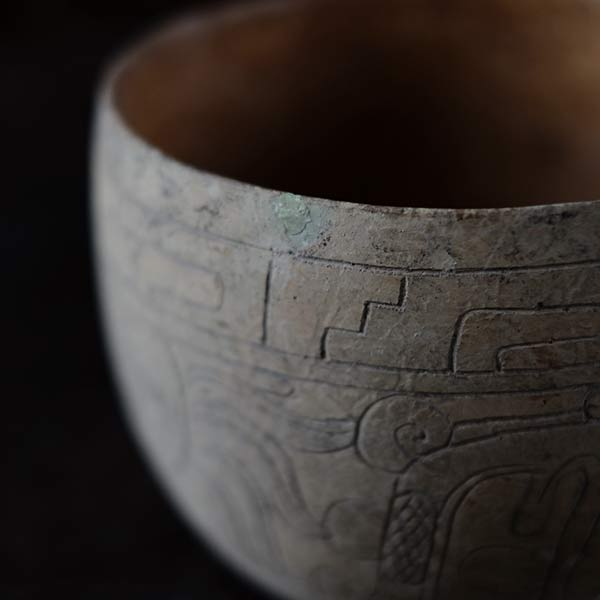 Central American deep pot with lined patterns
