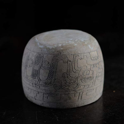 Central American deep pot with lined patterns
