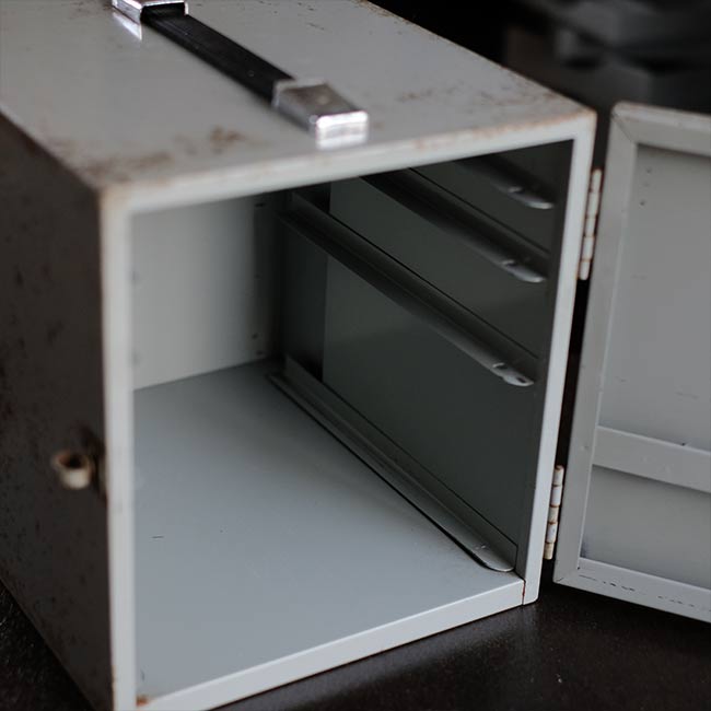 扉付きスチール製の引き出し（B5、4段）