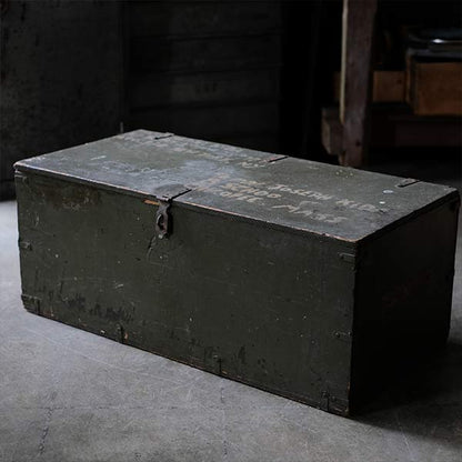 TEXAS TRUNK CO. Military trunk (wooden box) with handwritten lettering