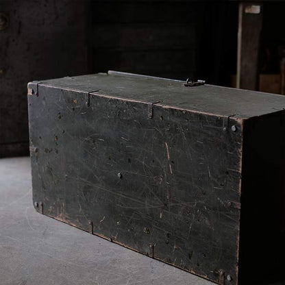 TEXAS TRUNK CO. Military trunk (wooden box) with handwritten lettering