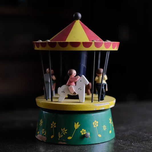 木製のメリーゴーランド