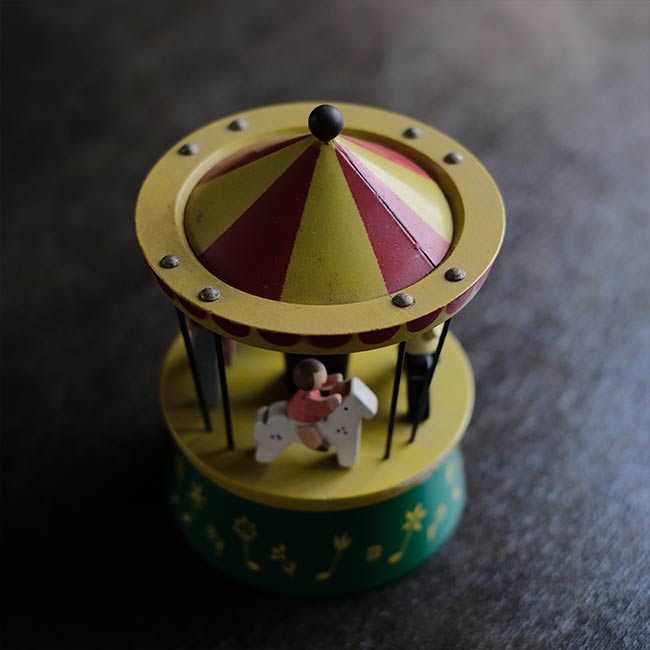 木製のメリーゴーランド